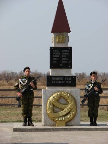 Памятник в Дмитриевке