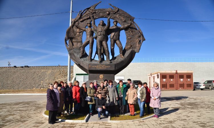 На железнодорожном вокзале г. Циолковский я сфотографировал всю группу у памятника создателям космодрома