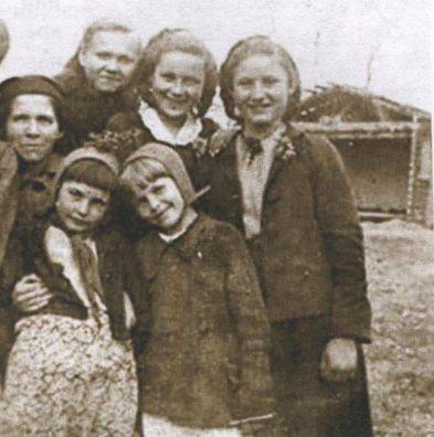 Группа школьников у алтаря церкви 1946 год