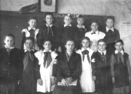 Мироненко В.Н. с учащимися 3 кл. 1958 г.