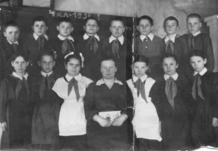 Скрипка А.И. с учащимися 4 кл. 1958 г.