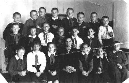 Мироненко В.Н. с учащимися 4 кл. 1967 г.