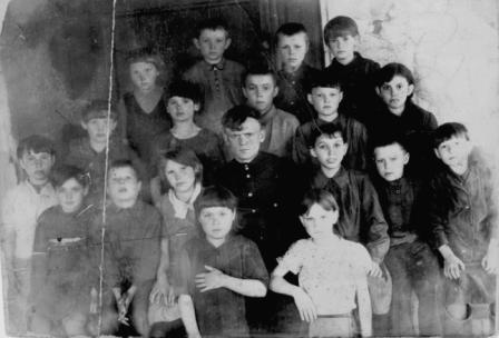 Береговенко И.И. с учащимися, 1946 г.