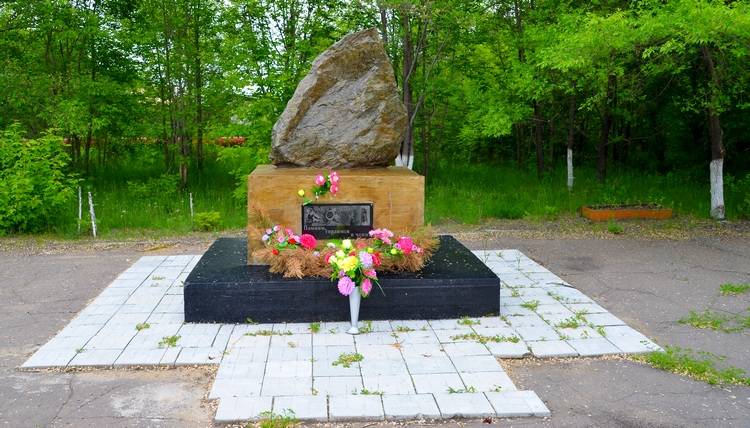 Село Солнечное. Камень, заложенный на месте будущего памятника воинам-землякам