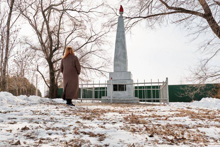 Памятник, установленный на месте сожжения мирных жителей