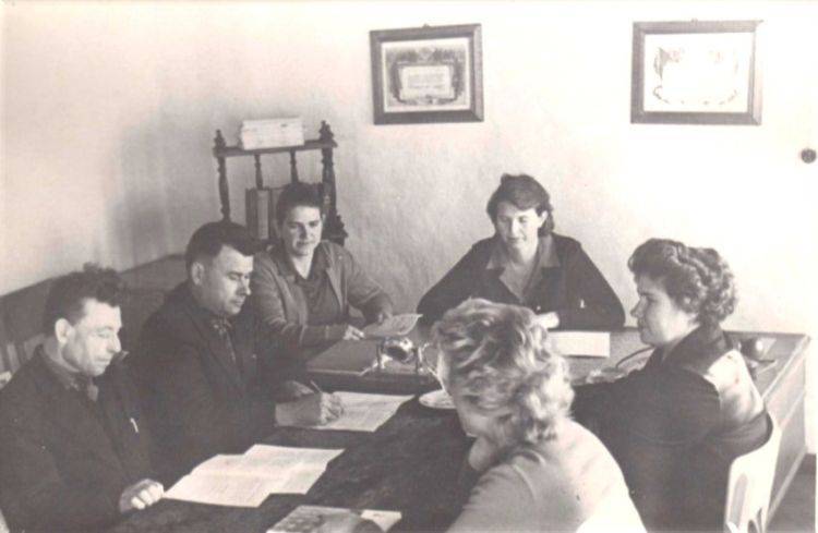 Заседание депутатов сельского Совета во главе с председателем Куриловой С.И. 1960 - ые годы.