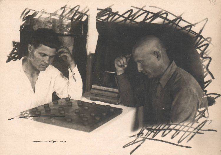 Евтушенко за игрой в шахматы 1949 г.