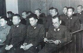 японские офицеры на скамье подсудимых