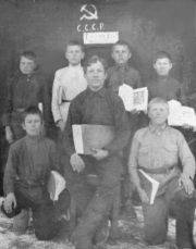 Первый выпуск Черкасовской начальной школы с учителем Евтушенко Д.С. 1926г